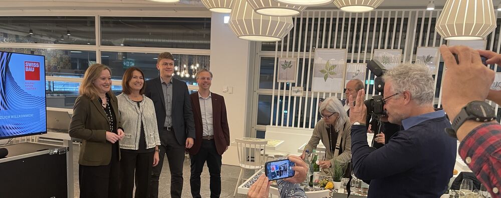 Informierten an der Medienorientierung vom 1.10.2025 zur Swissbau 2026: Susanne Zenker (Präsidentin SIA), Claudia Ries (Brand & Communications Manager Swissbau), Tobias Hofmeier (Nachfolger von Ruedi Pfander als Exhibition Director Swissbau), Fabian Cortesi (Projektleiter IEU für Swissbau Focus & Lab).